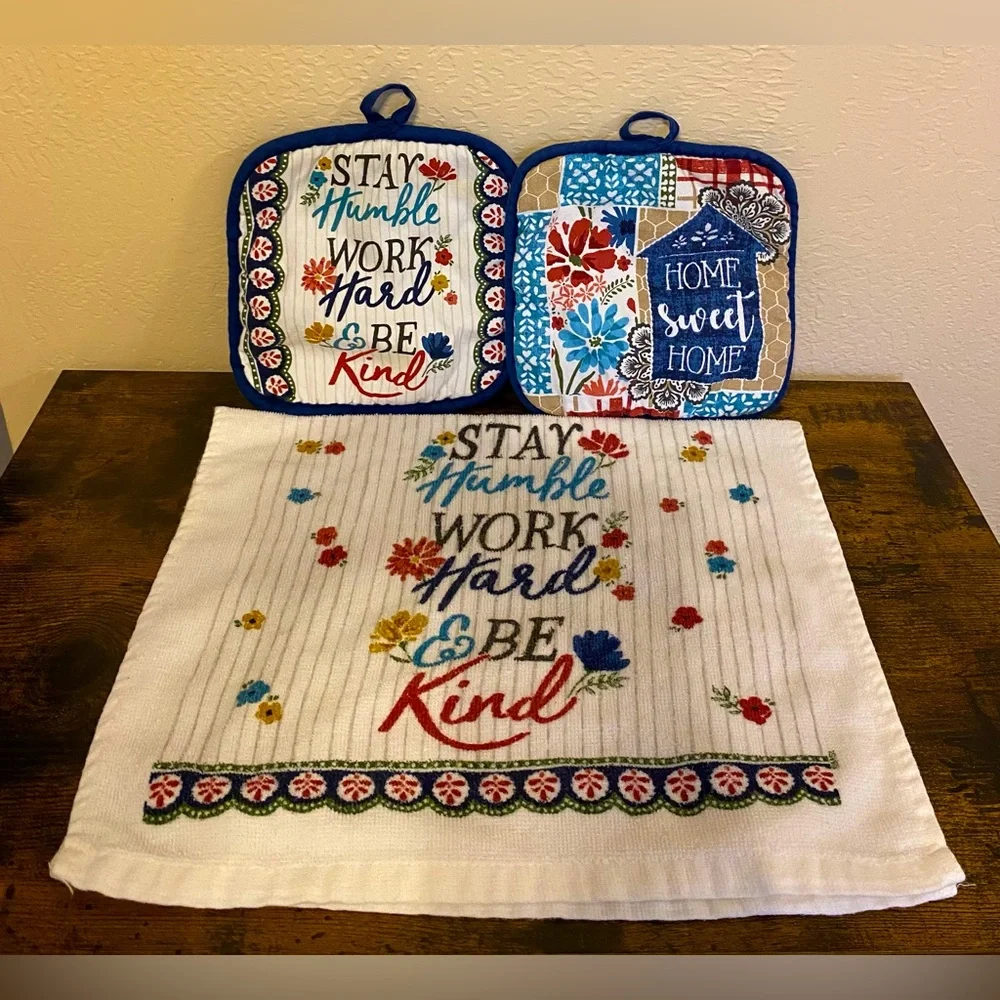 Set of 1 dish towel and 2 pot holders